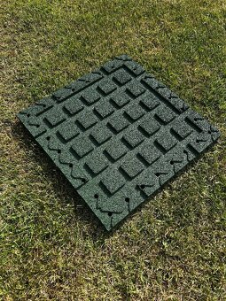 Gumová dlažba 500x500x30mm zelená 22€/m2  - 4