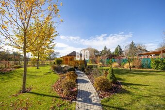 RODINNÝ DOM S ÚŽASNÝM SÚKROMÍM, VEĽKORYSÝM POZEMKOM A MODERN - 4