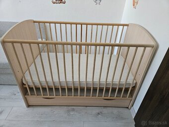 Drevená detská postieľka s matracom - 4