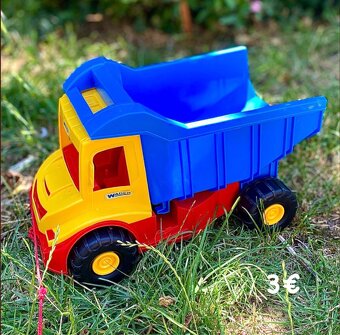 Traktor, menší náklaďák. - 4
