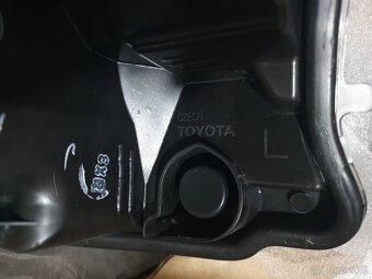 Predam Nove Originalne  svetlo TOYOTA YARIS 2017-2020 - 4