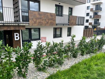 Obchodno-kancel. priestor / byt s predzáhradkou a VIP parkov - 4