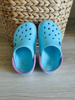 KRÁSNE ŠĽAPKY značky CROCS, PC 57 EUR - 4