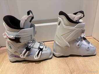 predám lyže120 cm a lyžiarky a prilbu - 4