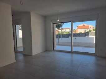 CHORVÁTSKO - Moderné apartmány neďaleko peknej pláže - VODIC - 4