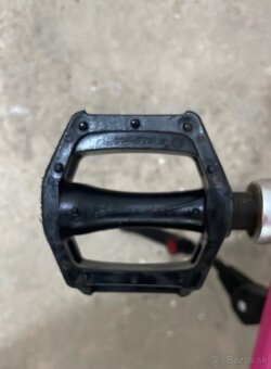 Růžový holčičí kolo značky Specialized - 4
