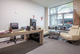 NA  PREDAJ: Reprezentatívny komerčný priestor pod hlavnou st - 4