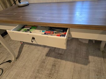 masivny dreveny pisaci stol v provens style+lampa - 4