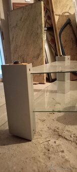 sklenený  TV   stolík s policami - 4