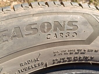 Predam 2ks pneu 215/65/r16C zimne Goodyear - 4
