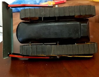 staré hračky : pásový buldozér KDN - 4