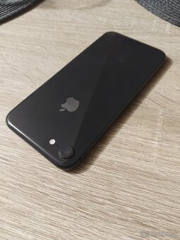iPhone 8 / 64GB / Dobrý stav - 4