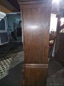 10 - Predám masívnu dubovú vitrínu so zásuvkami - 4