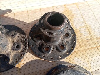 Predám stredy kolies na čz 125/150 c - 4