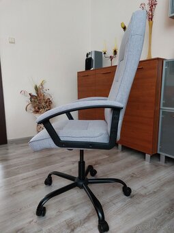 Kreslo a kancelárska stolička - 4