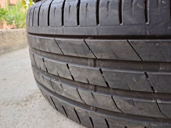 235/40R19 - 4
