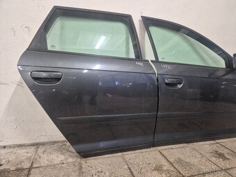 Predám náhradné diely na Audi a3 8p - pravé dvere - - 4