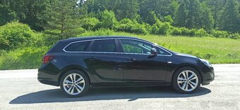 Opel Astra Sports Tourer (2011) - 4