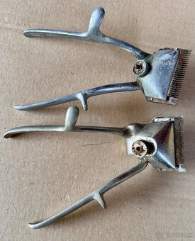 Staré spony, natáčky, holičský strojek na vlasy, flakony - 4