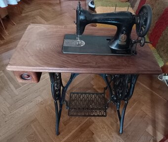 Starožitný plne funkčný šijací stroj zn. SINGER - 4