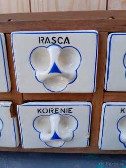 Predám keramické koreničky v drevenej poličke - 4