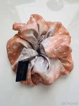 Hodvabna Louis Vuitton ozdoba do vlasov gumicka monogram - 4