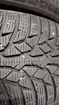 Predám 4ks jazdené zimné 215/60r16-99H Nokian - 4