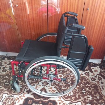 Predám nový skladaci invalidny vozik. Plné kolesá. - 4
