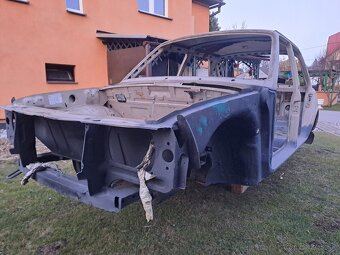Predám karoseriu skoda 105 L - 4