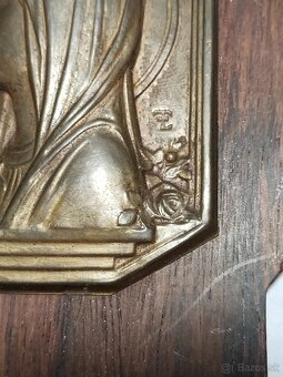 Kropenka s mosazným reliéfem Panny - 4