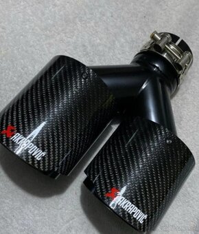 Nerezová koncovka výfuku Carbon dizajn s logom Akrapovič - 4