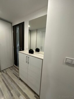 Na prenajom 2 izbový kompletne zrekonštruovaný byt v Komárne - 4