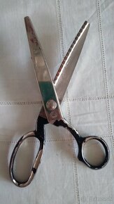 Predám zúbkované nožnice,kravaty,látky zo socializmu - 4