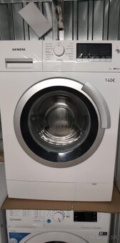 Z predu plnené práčky. - 4