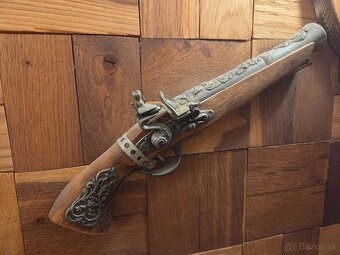 Predám makety zbraní, parohy na štítku, lustre,obraz, lampy - 4