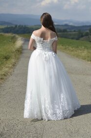 Biele krajkované svadobné šaty - 4