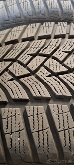Predám 4ks pekné zimné 235/40r19-96V Good Year - 4