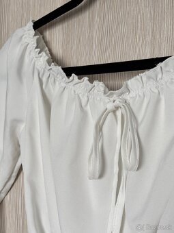 Predám elegantný biely crop-top - 4