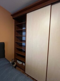 Vstavaná skriňa s premysleným závesným systémom - 4