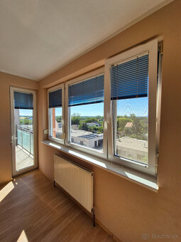 Znížená cena- priestranný 2 izbový byt s parkovacím miestom - 4