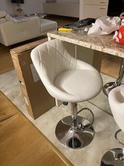 Predam 3 barove stolicky a 2ks stolik - 4