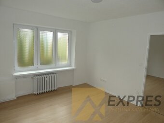 RK EXPRES - predaj 3 izbový tehlový byt v Handlovej, ul.29.a - 4