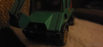 zberateľský model SIKU – Mercedes-Benz Unimog s bagrom - 4