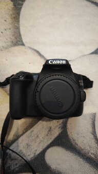 zrkadlovka Canon EOS 250d + nabíjačka s troma batériami - 4