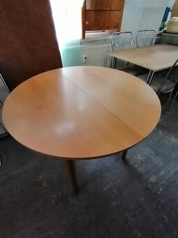 okruhly stol so stolickami - 4
