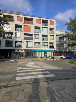 Reprezentatívny obchodný priestor v novostavbe v centre mest - 4