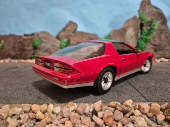 Prodám model 1:18 Chevrolet camaro 1982 - 4
