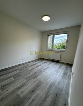 PREDAJ - veľmi pekný 3- izbový byt s loggiou na ulici Jána S - 4