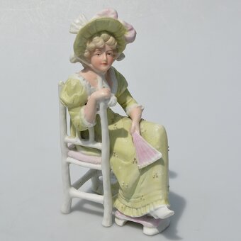 predané Starožitná porcelánová soška - Dáma na stoličke - 4