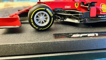 Predám originálny stolík F1 pneu Pirelli-Ferrari Ch.Leclerc - 4